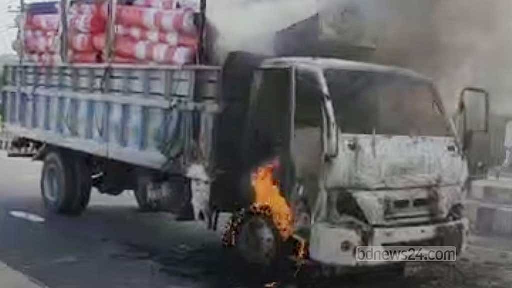 কালিয়াকৈরে মালবাহী ট্রাক ও পিকআপে অগ্নিসংযোগ