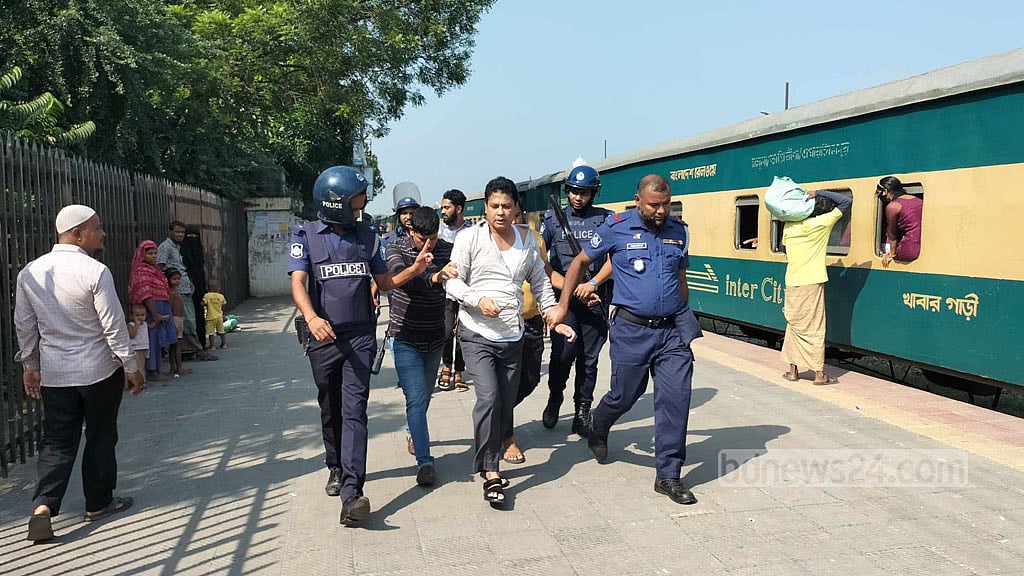 নরসিংদী রেলস্টেশনে পুলিশের তল্লাশিতে সংঘর্ষ-গুলি, আটক ৬০