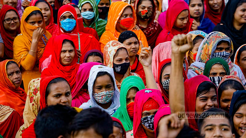 গাজীপুরের হোতাপাড়ায় মঙ্গলবার সকালে ঢাকা-ময়মনসিংহ সড়ক অবরোধ করে পোশাক শ্রমিকদের বিক্ষোভ।&amp;nbsp;ছবি: মাহমুদ জামান অভি