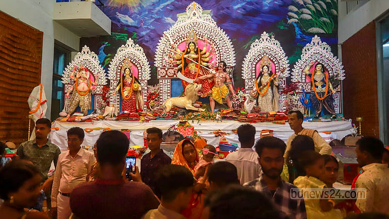 ঢাকার ঢাকেশ্বরী মন্দিরে নবমীর বিকালে সোমবার দেবী দুর্গার সামনে পূণ্যার্থীরা।&amp;nbsp;ছবি: তাওহীদুজ্জামান তপু