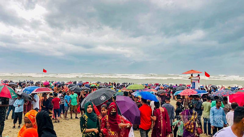 দুর্যোগপূর্ণ আবহাওয়ার মধ্যেই মঙ্গলবার পর্যটক আর পূজারিদের উপস্থিতিতে কক্সবাজার সমুদ্র সৈকতের লাবণী পয়েন্টে হয়ে গেল দুর্গা প্রতিমার বিসর্জন।&amp;nbsp;ছবি: শঙ্কর বড়ুয়া