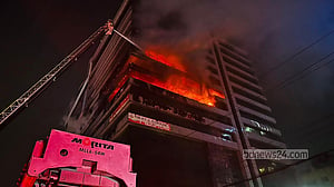 মধ্যরাতে উত্তরায় বহুতল ভবনে আগুন, ভোরে নিয়ন্ত্রণ
