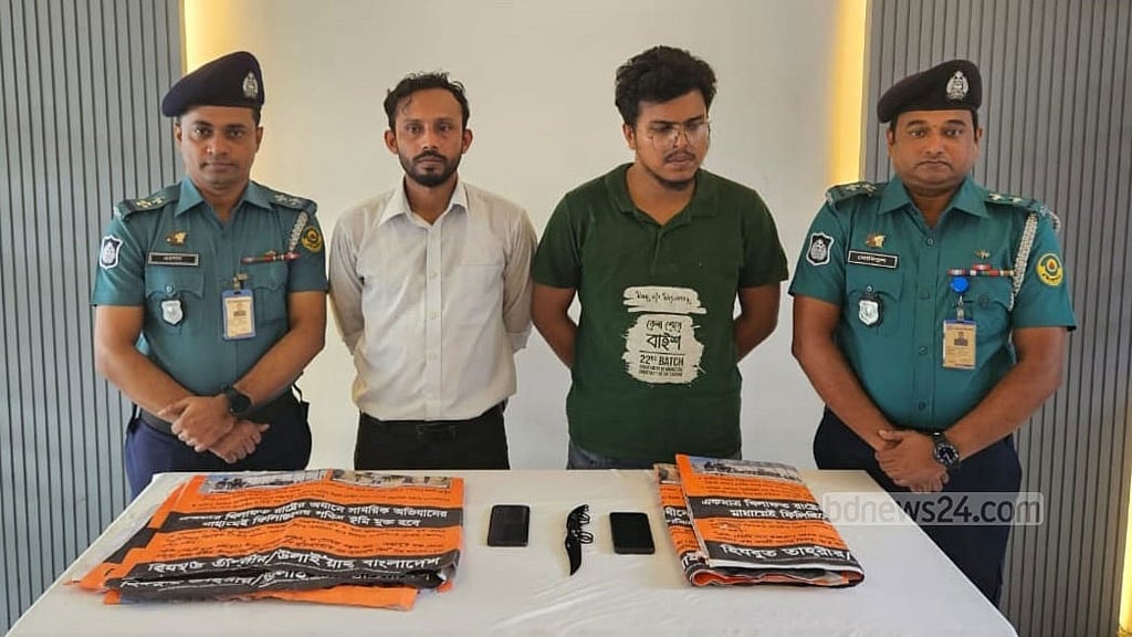 পোস্টার সাঁটানোর সময় ধরা হিযবুত তাহরীর সদস্যের তথ্যে গ্রেপ্তার স্কুল শিক্ষক