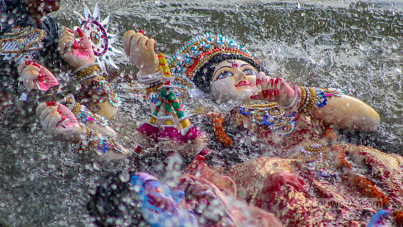 বিসর্জনের পর বুড়িগঙ্গা নদীতে ভাসছে প্রতিমা। এর মধ্য দিয়ে দেবী দুর্গাকে বিদায় জানান সনাতন ধর্মাবলম্বীরা। ছবি:সালেহীন শুভ