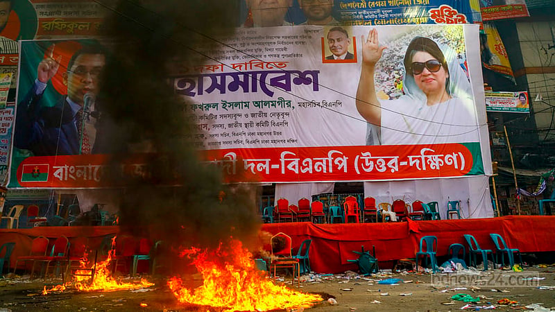 নয়াপল্টনে বিএনপির সমাবেশের মঞ্চের সামনে আগুন ধরিয়ে দেন বিএনপির নেতাকর্মীরা।&amp;nbsp;ছবি: মাহমুদ জামান অভি