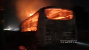 গাজীপুরে দাঁড়িয়ে থাকা বাসে অগ্নিসংযোগ
