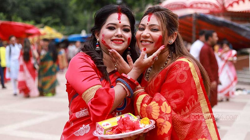 দুর্গা প্রতিমা বিসর্জনের আগে মঙ্গলবার ঢাকেশ্বরী মন্দিরে সিঁদুর খেলা।
