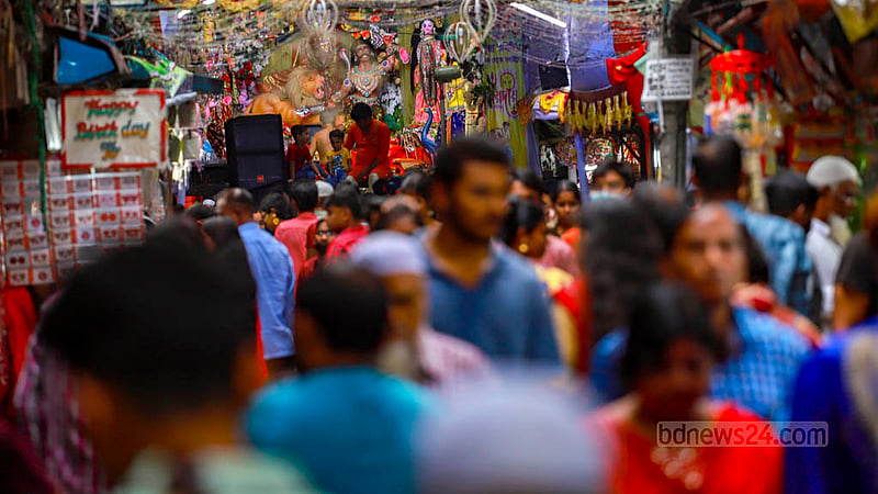 দুর্গা পূজার নবমীর বিকালে ঢাকার শাঁখারিবাজার এলাকায় দর্শনার্থীদের ভিড়।&amp;nbsp;ছবি: তাওহীদুজ্জামান তপু