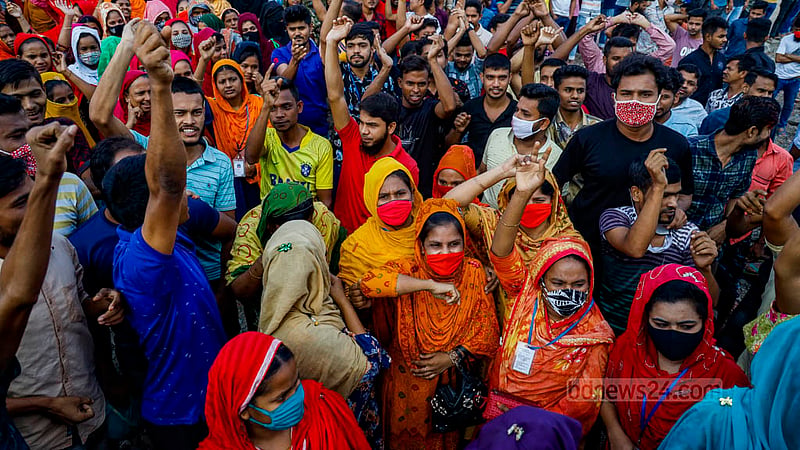 গাজীপুরের হোতাপাড়ায় মঙ্গলবার সকালে ঢাকা-ময়মনসিংহ সড়ক অবরোধ করে পোশাক শ্রমিকদের বিক্ষোভ।&amp;nbsp;ছবি: মাহমুদ জামান অভি