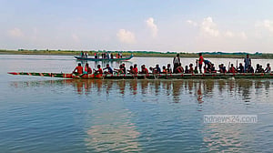 মাগুরার মধুমতিতে নৌকাবাইচ দেখতে মানুষের ঢল