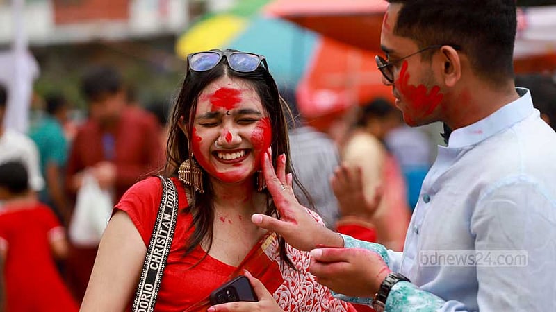 দুর্গা প্রতিমা বিসর্জনের আগে মঙ্গলবার ঢাকেশ্বরী মন্দিরে সিঁদুর খেলা।
