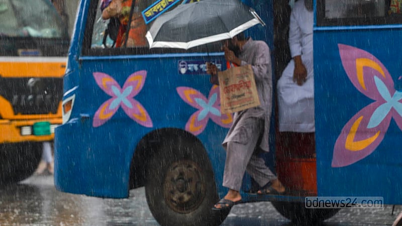 রাজধানীতে শুক্রবারও ঝরছে বৃষ্টি। একে বৃষ্টি, তারওপর ছুটির দিন- দুইয়ে মিলেরাস্তায় ভিড়বাট্টাও নেই। তবে কাজের প্রয়োজনে বৃষ্টি মাথায় ঠিকই পথে নামতে হয়েছে অনেককে। ছবি: তাওহীদুজ্জামান তপু