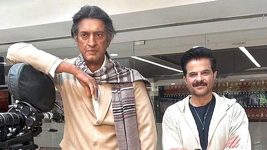 সত্যজিৎ রায়কে দেখে দাঁড়িয়ে অনিল কাপুর