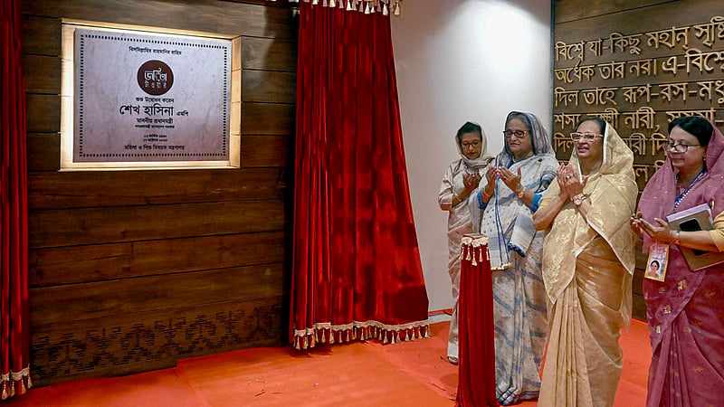 ঢাকার ধানমন্ডিতে মঙ্গলবার জয়িতা টাওয়ার উদ্বোধনের পর মোনাজাতে প্রধানমন্ত্রী শেখ হাসিনা ও তার ছোট বোন শেখ রেহানা।&amp;nbsp;ছবি: পিএমও