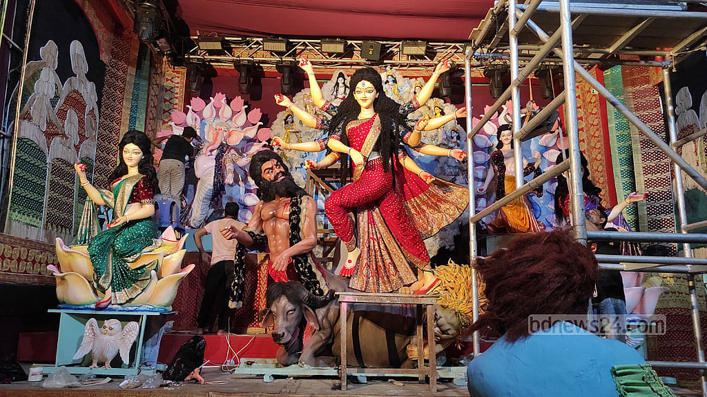 বঙ্গবাজারের পোড়া শাড়িতে সেজেছে সাহাপাড়ার মণ্ডপ