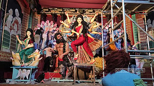 বঙ্গবাজারের পোড়া শাড়িতে সেজেছে সাহাপাড়ার মণ্ডপ