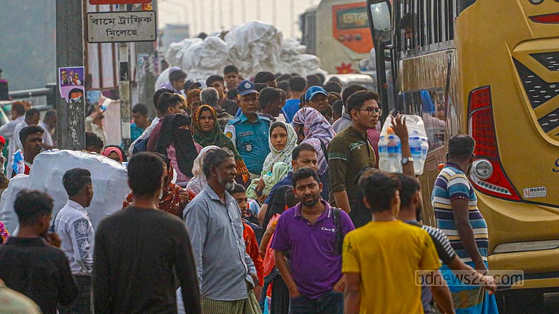 বিএনপি-জামায়াতের তিন দিনের অবরোধ কর্মসূচির আগের দিন সোমবার ঢাকার পোস্তগোলা এলাকায় বাসের অপেক্ষায় যাত্রীদের ভিড়।