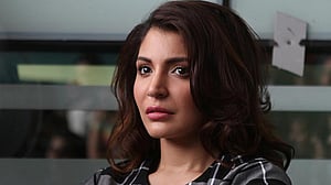 ‘ছবি তোলা যাবে না’, পাপারাজ্জিদের কড়া ধমক আনুশকার