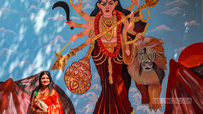 ঢাকার রমনা কালী মন্দিরে মহাসপ্তমীতে শনিবার সকালে প্রতিমা দর্শন শেষে ছবি তুলতে ব্যস্ত ছিলেন অনেকেই।&amp;nbsp;ছবি: তাওহীদুজ্জামান তপু