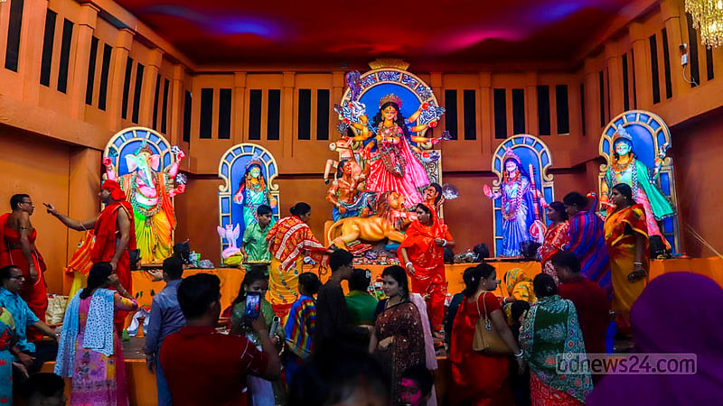নবমীর বিকালে ঢাকার শাঁখারিবাজারে পূজা মণ্ডপে দেবী দুর্গার সামনে পূণ্যার্থীরা।&amp;nbsp;ছবি: তাওহীদুজ্জামান তপু