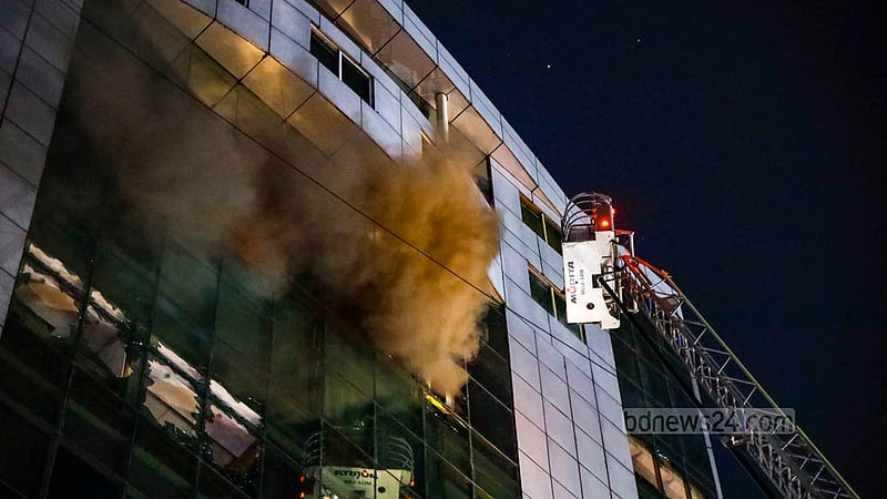 মহাখালীর আমতলীতে খাজা টাওয়ারে বৃহস্পতিবার বিকালে লাগা আগুন সন্ধ্যায়ও নেভাতে দেখা গেছে ফায়ার সার্ভিসকে।&amp;nbsp;ছবি: মাহমুদ জামান অভি