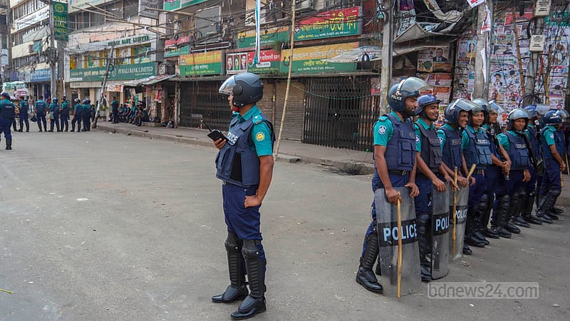 অবরোধের প্রথম দিন মঙ্গলবার সকালে নয়া পল্টনে বিএনপি কার্যালয়ের সামনে পুলিশের সতর্ক অবস্থান।&amp;nbsp;ছবি: তাওহীদুজ্জামান তপু