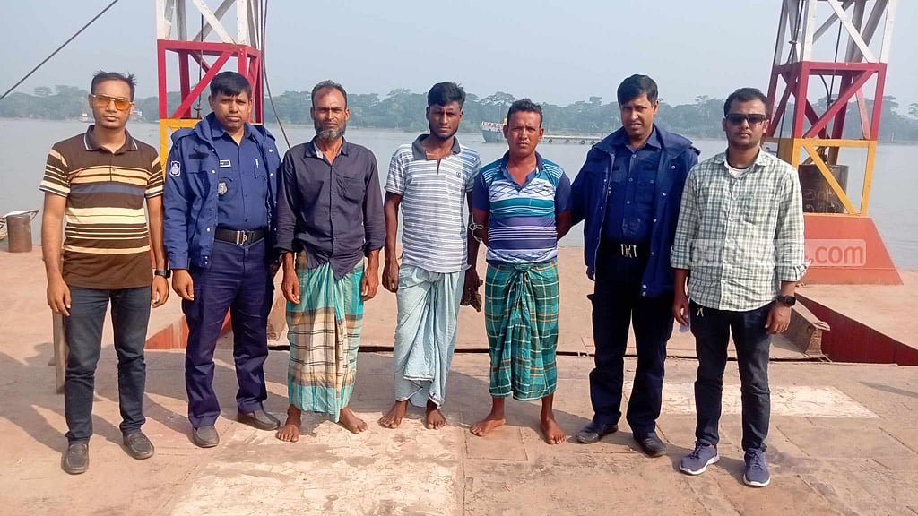ইলিশ রক্ষা: ঝালকাঠিতে তিন জেলের কারাদণ্ড