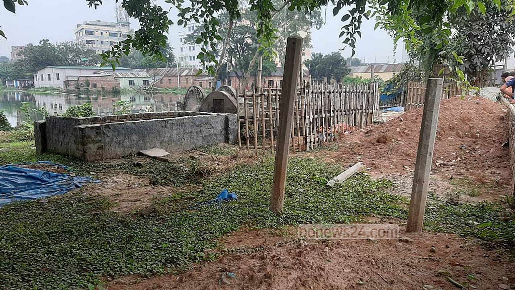 কবরস্থান থেকে ৫ নারী-কঙ্কাল চুরি