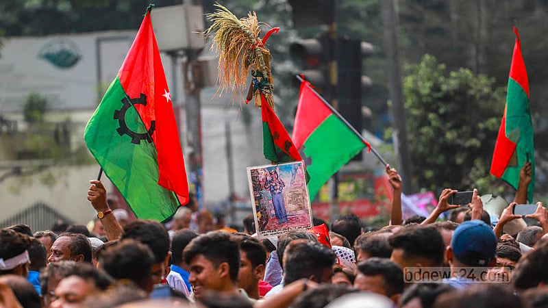 বিএনপির সমাবেশে দলীয় পতাকা নিয়ে যোগ দেন অনেকেই। ঢাকার নয়া পল্টনে বুধবার এ সমাবেশ ছিল নেতাকর্মীদের উপচেপড়া ভিড়।&amp;nbsp;ছবি: তাওহীদুজ্জামান তপু