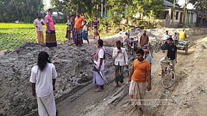 রায়গঞ্জে জমি অধিগ্রহণ সম্পন্ন না করেই সড়ক নির্মাণের অভিযোগ