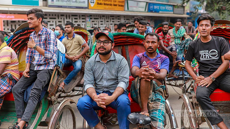 ঢাকা বিশ্ববিদ্যালয়ের টিএসসি প্রাঙ্গণে বৃহস্পতিবার দুপুর থেকে রিকশা চালানো বাদ দিয়ে বাংলাদেশের খেলা দেখছেন চালকরা। তাদের পাশে বসে খেলা দেখছেন শিক্ষার্থীরাও।&amp;nbsp;ছবি: তাওহীদুজ্জামান তপু