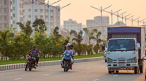 ৩০০ ফিটে বাইকাররা বেপরোয়া