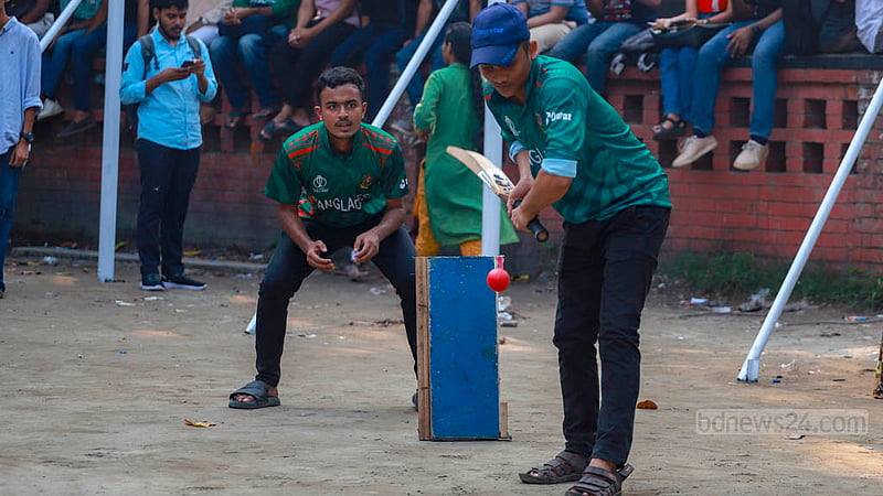 বাংলাদেশ বনাম ইংল্যান্ডের খেলার বিরতির সময় টিএসসি প্রাঙ্গণে নিজেরাই ক্রিকেট খেলতে নেমে পড়েন শিক্ষার্থীরা।&amp;nbsp;ছবি: তাওহীদুজ্জামান তপু
