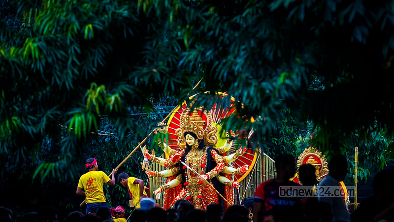 বিসর্জনের মধ্য দিয়ে মঙ্গলবার শেষ হল সনাতন ধর্মালম্বীদের সবচেয়ে বড় উৎসব শারদীয় দুর্গোৎসবের। ঢাকা বিশ্ববিদ্যালয়ের টিএসসি থেকে ঢাক বাজিয়ে বিসর্জনের জন্য নিয়ে যাওয়া হচ্ছে ‘দুর্গতিনাশিনী’ দেবীকে।&amp;nbsp;ছবি: মাহমুদ জামান অভি