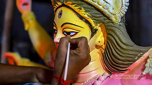 সাজছে দেবী দুর্গা, ব্যস্ত কারিগররা