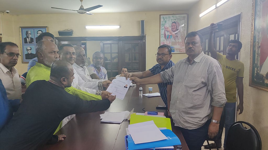 দুই আসনে উপনির্বাচনে ৩০ জনের মনোনয়ন ফরম পেল আওয়ামী লীগ