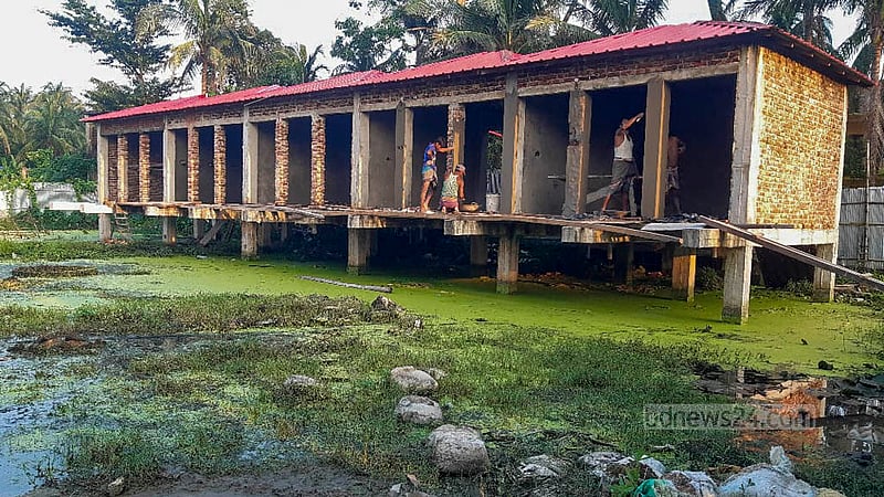 প্রবাল দ্বীপ সেন্ট মার্টিনের ৫ নম্বর ওয়ার্ড পশ্চিম পাড়ায় নতুন করে নির্মাণ করা হয়েছে এ হোটেল। ইট-পাথর ব্যবহার করে দ্বীপে এমন স্থাপনা তৈরির নিয়ম না থাকলেও তা প্রতিনিয়তই বাড়ছে।