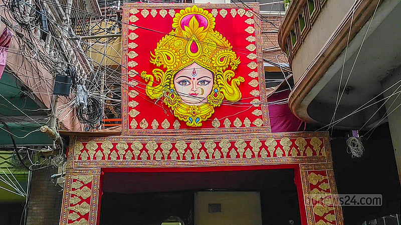 নারায়ণগঞ্জ শহরের টানবাজার সাহাপাড়ার এ মণ্ডপটির প্রধান ফটকও সাজানো হয়েছে পুড়ে যাওয়া শাড়ি ও পাটখড়ি দিয়ে৷&amp;nbsp;ছবি:সৌরভ হোসেন সিয়াম