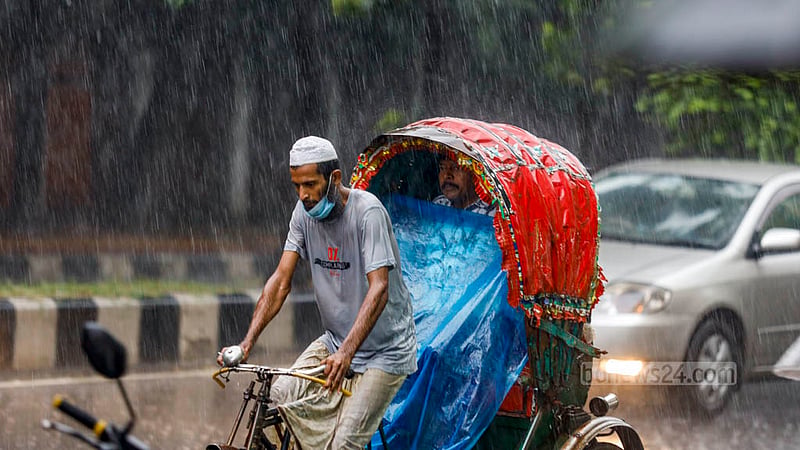 ঢাকার শহীদ ক্যাপ্টেন এম মনসুর আলী এভিনিউতে সোমবার দুপুরে বৃষ্টির মধ্যে যাত্রী নিয়ে গন্তব্যের পথে এক রিকশাচলক।&amp;nbsp;ছবি: মাহমুদ জামান অভি
