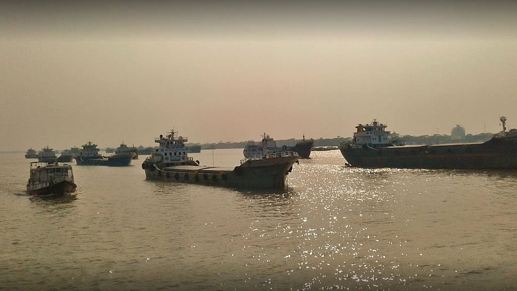 পশুর নদীতে ডুবেছে ক্লিংকার বোঝাই জাহাজ