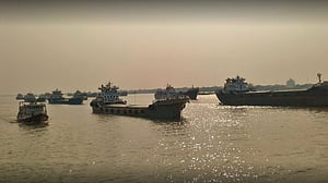 পশুর নদীতে ডুবেছে ক্লিংকার বোঝাই জাহাজ