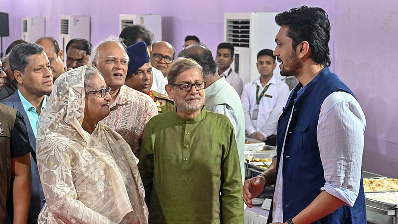 গণভবনে শুক্রবার রাতে ‘মুজিব: একটি জাতির রূপকার’ চলচ্চিত্রের শিল্পী ও কলাকুশলীদের সঙ্গে আলাপচারিতায় প্রধানমন্ত্রী শেখ হাসিনা।