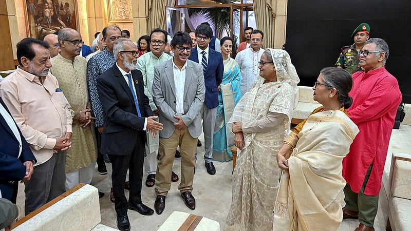 ‘মুজিব: একটি জাতির রূপকার’ চলচ্চিত্রের শিল্পী ও কলাকুশলীদের জন্য শুক্রবার গণভবনে আয়োজিত নৈশভোজে অতিথিদের সঙ্গে কুশল বিনিময় করেন প্রধানমন্ত্রী শেখ হাসিনা এবং তার ছোট বোন শেখ রেহানা।