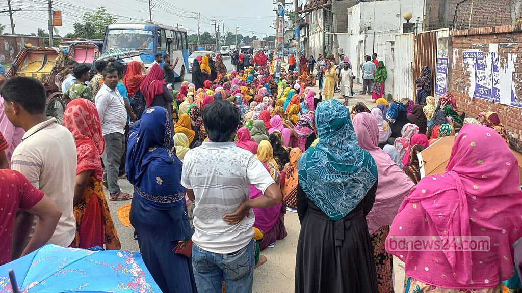 গাজীপুরে বেতন বৃদ্ধির দাবিতে শ্রমিকদের সড়ক অবরোধ, লাঠিপেটা