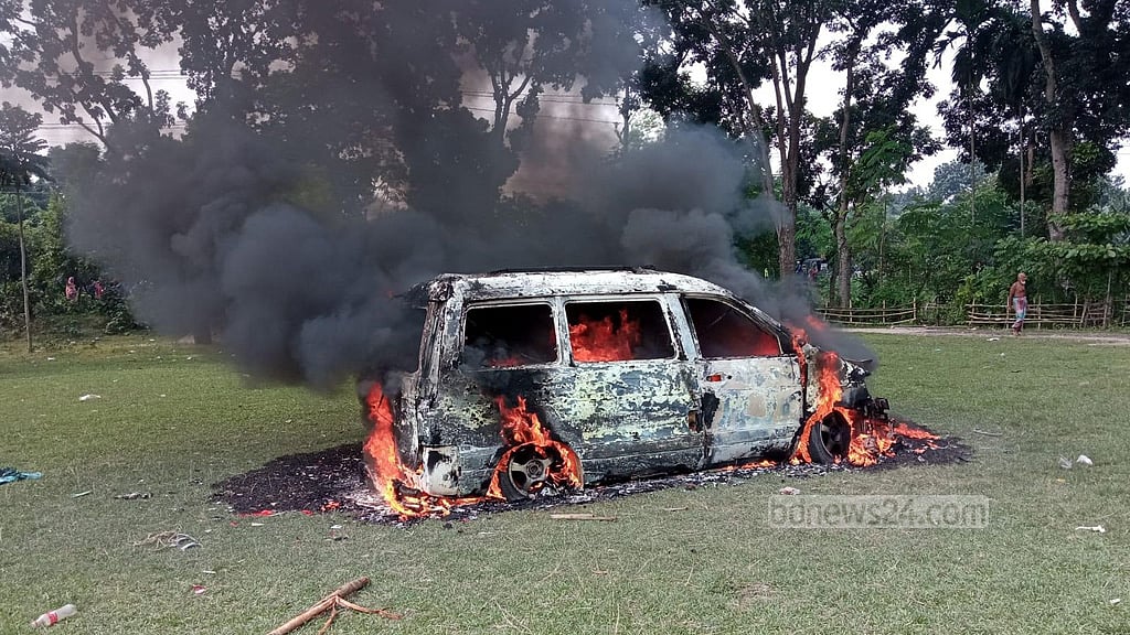 স্কুলছাত্রীকে অপহরণ করতে আসা দুজনকে গণপিটুনি, মাইক্রোবাসে আগুন