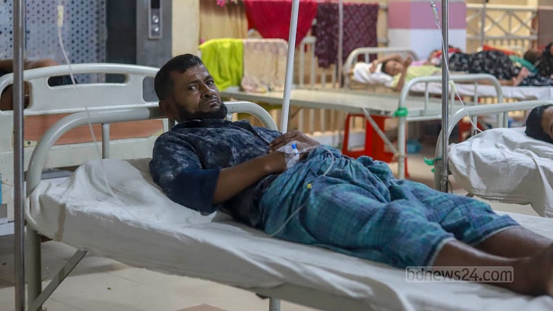 ঢাকার মুগদা মেডিকেল কলেজ হাসপাতালে ডেঙ্গু আক্রান্ত রোগীরা মশারির বাইরে চিকিৎসা নিচ্ছেন।&amp;nbsp;ছবি: তাওহীদুজ্জামান তপু