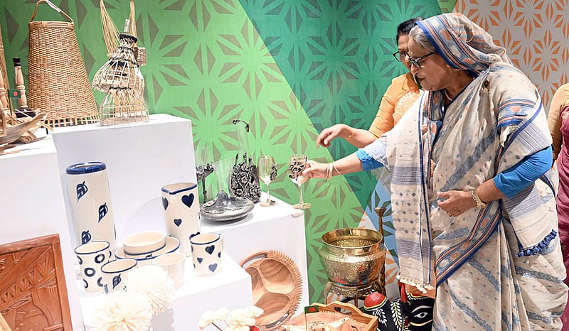 ঢাকার ধানমন্ডিতে মঙ্গলবার জয়িতা টাওয়ার উদ্বোধন শেষে নারী উদ্যোক্তাদের বিক্রয় কেন্দ্র পরিদর্শন করেন প্রধানমন্ত্রী শেখ হাসিনা।&amp;nbsp;ছবি: পিএমও