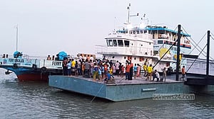 কুড়িগ্রামের চিলমারী-রৌমারী পথে ফেরি পারাপার শুরু