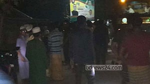 কুড়িগ্রাম ট্রাক চাপায় রাতের খাবার খাওয়া হল না মাদরাসা ছাত্রের