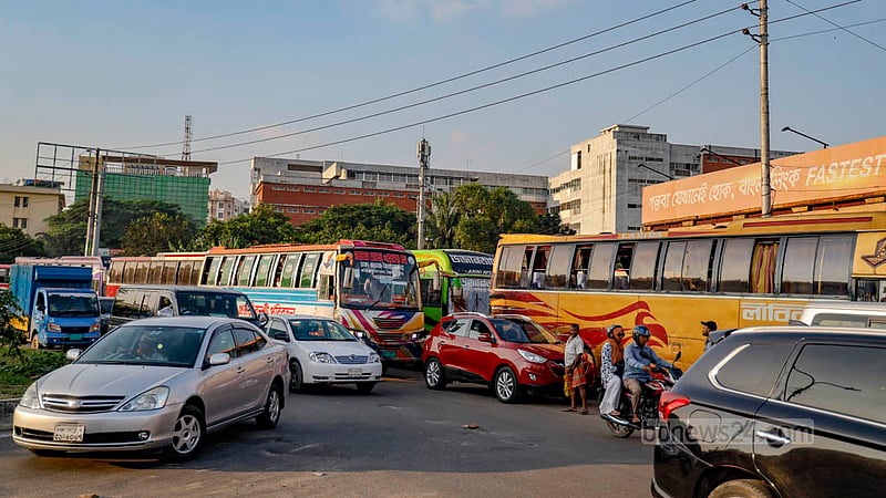 মহাখালী বাস টার্মিনালের সামনের সড়কে এভাবে বাস পার্কিং করে রাখায় ফুটপাতে চলাচল করাই দায়। বাসগুলোর কারণে দেখা যায় না রাস্তাও।